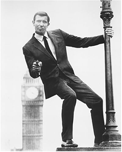 George Lazenby, James Bond 8 x 10 inç Fotoğraf olarak Lamba Direğine Asılıyor