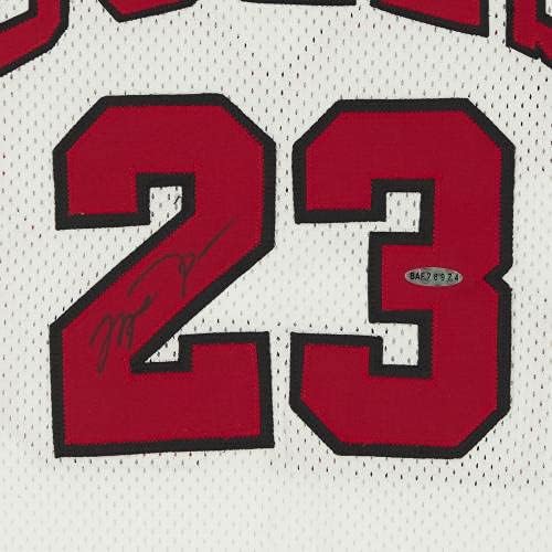 Michael Jordan Chicago Bulls İmzalı Emeklilik Sezonu İşlemeli Beyaz Nike Forması - UDA İmzalı NBA Formaları