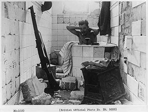 İkinci Dünya Savaşı, İkinci Dünya Savaşı, Tobruk'ta Banyo Gecesi, Banyo Yapan İngiliz Askeri, Mısır